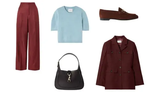 Pantaloni bordeaux abbinamenti: blazer coordinato, maglioncino azzurro, borsa nera e mocassini marroni.
