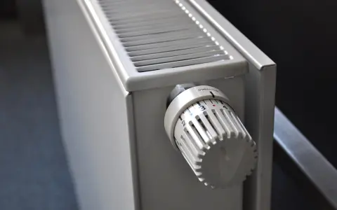Jak podłączyć grzejnik łazienkowy? Poradnik DIY krok po kroku