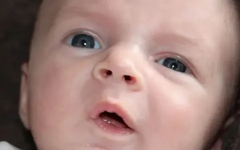 Oczy dziecka, jak widzi 3 miesięczne dziecko, są lekko rozmazane, ale widać w nich ciekawość świata.