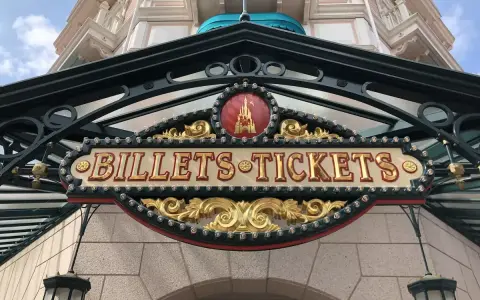 Hier können Sie Disneyland Paris Tickets vor Ort kaufen. Das Schild "Billets-Tickets" mit dem Schloss-Symbol weist den Weg.