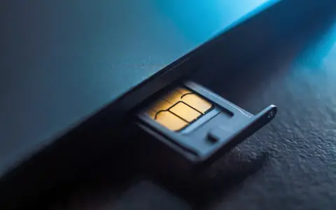 Złota karta SIM w wysuniętej tacce. Zastanawiasz się, dlaczego telefon nie widzi karty SIM? Może jest źle włożona lub uszkodzona.