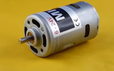 Kleiner bürsten elektromotor mit 6-24V, bereit für neue Projekte.