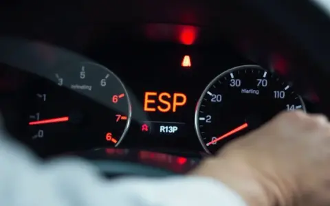 ESP leuchtet, das Auto zieht nicht. Warnleuchte im Cockpit zeigt ein Problem an.
