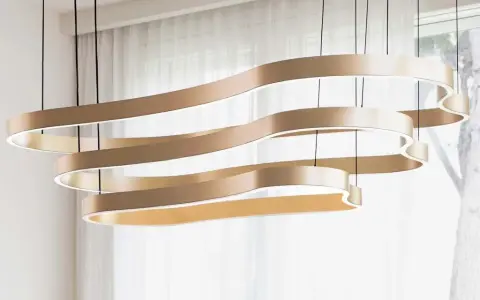 Suspension luminaire moderne aux formes ondulées, éclairage LED intégré pour une longue durée de vie.