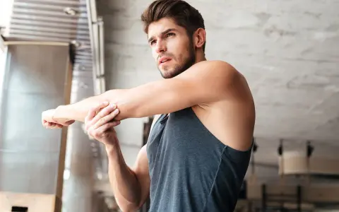 Uomo che si allena, sport contro ansia. Stretching per liberarsi dalle tensioni.