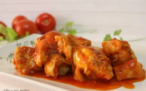 Sabroso pollo con tomate, cocinado a fuego lento hasta que la carne esté tierna y la salsa de tomate haya espesado.