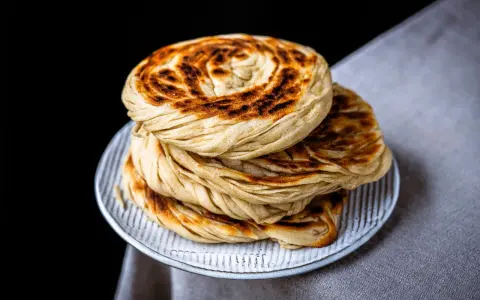Gestapeltes Pfannenbrot mit goldbraunen Ringen, perfekt für ein einfaches Pfannenbrot Rezept.