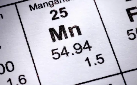 Fragment układu okresowego pierwiastków z zaznaczonym manganem (Mn).