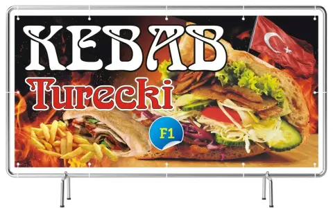 Kebab turecki z frytkami i flagą Turcji na tle płomieni.