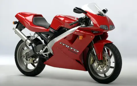 Czerwona Cagiva Mito, znana jako najszybsza 125, z białym akcentem na owiewce i srebrnym wydechem.