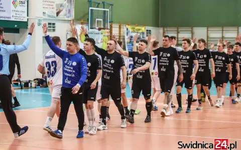 Drużyna piłkarzy ręcznych SKPR Świdnica, w tym adam chmiel, pozdrawia kibiców po meczu.