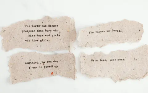 Mądre cytaty z książek na postrzępionych skrawkach papieru: "The future is female", "Hate less, love more".