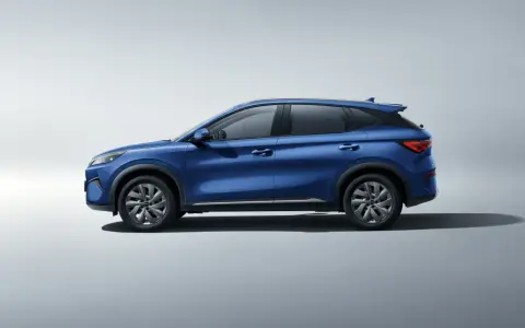 Niebieski BYD atto 3, nowoczesny SUV, prezentuje swój dynamiczny profil na jasnym tle.