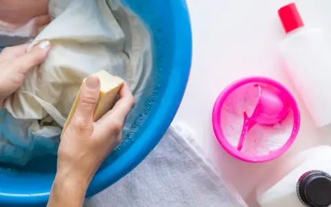 Jak usunąć farbę z włosów, skóry i ubrań? Skuteczne triki!