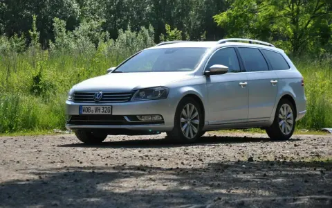 Silberner VW Passat Variant, 2.0 TDI mit 177 PS, steht auf Schotterweg. Mögliche Probleme mit dem Motor sind ein Thema.
