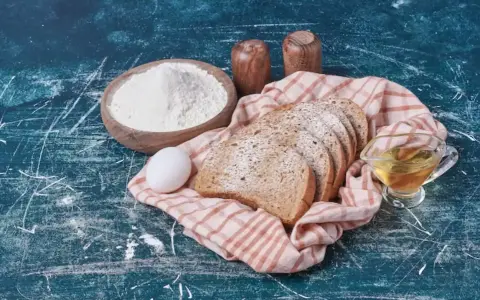 Ingrédients pour une brioche moelleuse : farine, œuf, miel et pain tranché. Quelle farine pour brioche ?