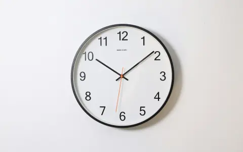 Zegar ścienny pokazuje, że jest 12 p.m. która to godzina. Czas na obiad!