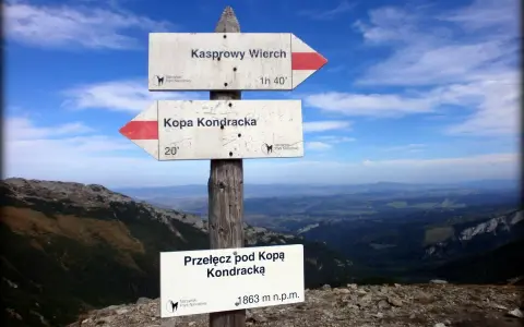 Droga na Kopę Kondracką. Znaki wskazują kierunek i czas dojścia. Widok na Tatry.