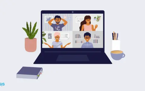 Un incontro da remoto con quattro persone in videochiamata su un laptop. Sullo sfondo, una pianta, una tazza di caffè e un quaderno.