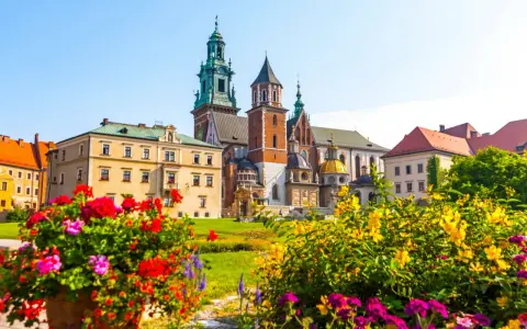 Wawel w Krakowie, jeden z najpiękniejszych zabytków Polski, otoczony kwitnącymi kwiatami.