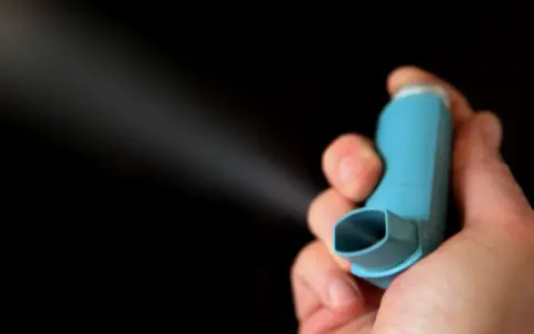 Hand hält blauen Inhalator, der Nebel versprüht. Informationen zu brimica genuair nebenwirkungen sind wichtig.