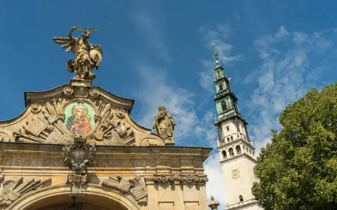 Brama klasztoru ojców paulinów Jasna Góra z mozaiką Matki Boskiej i wieżą.