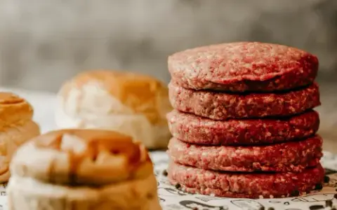 Ile smażyć hamburgery, aby były soczyste i idealnie wypieczone