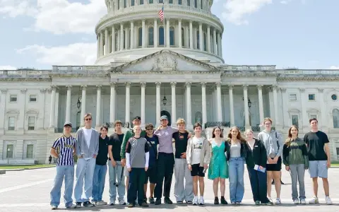 Jugendreise USA: Eine Gruppe Jugendlicher steht vor dem Kapitol in Washington D.C. und genießt die Reise.
