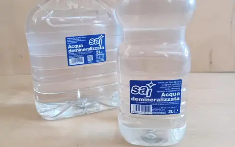 Due bottiglie di acqua demineralizzata, ideale per ferri da stiro e umidificatori.