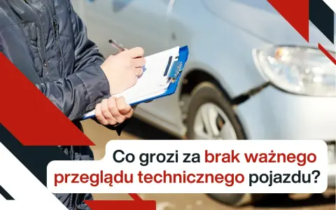 Osoba z notatnikiem obok uszkodzonego samochodu. Co grozi za brak ważnego przeglądu technicznego pojazdu?