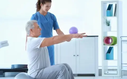 Skierowanie do fizjoterapeuty: NFZ wymaga, prywatnie nie!