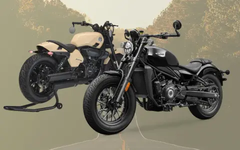 Due moto custom, una color sabbia e una nera, pronte per un viaggio. Stile italiano per veri intenditori.