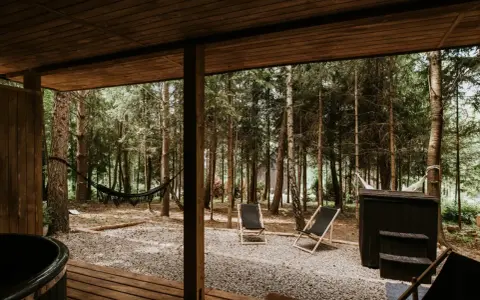 Relaks w lesie: hamak, leżaki i balia czekają na gości aloha camp.