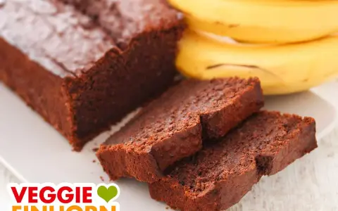 Saftiger schoko bananen kuchen vegan, daneben ein paar reife Bananen. Perfekt für Naschkatzen!