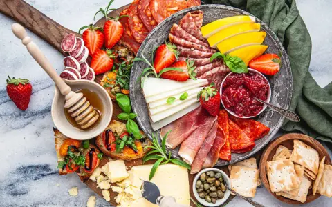 En härlig charkbricka med salami, prosciutto, ost, jordgubbar, marmelad och kex. Perfekt för mingel!