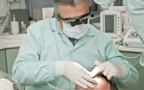 Ile zarabia dentysta w Polsce? Poznaj realne stawki i koszty