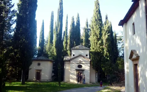 Il complesso della Gerusalemme di San Vivaldo, con le sue cappelle e i cipressi svettanti, evoca un'atmosfera di pace e spiritualità.
