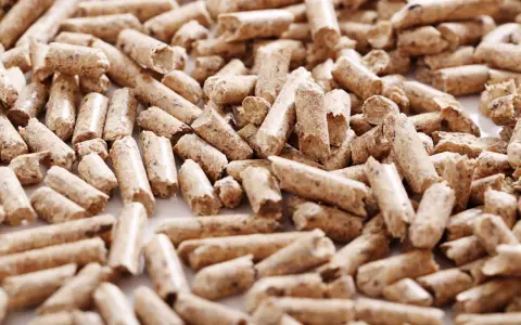 Montón de pellets de madera, un combustible ecológico. Estos pequeños cilindros de serrín comprimido son una alternativa sostenible para la calefacción.