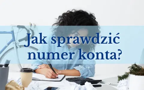 Kobieta pisze, jak sprawdzić numer konta bankowego. Na biurku kalkulator, kubek kawy i rower w tle.