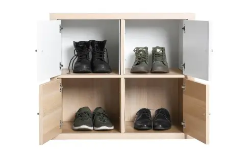 Scarpiera fai da te con quattro vani. In alto: stivali neri e scarponcini verdi. In basso: sneakers verdi e scarpe eleganti nere.
