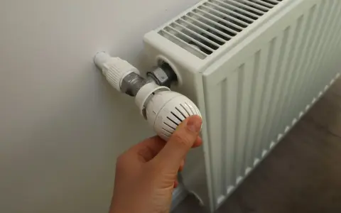 Kiedy grzeją w blokach? Sprawdź, co decyduje o sezonie grzewczym