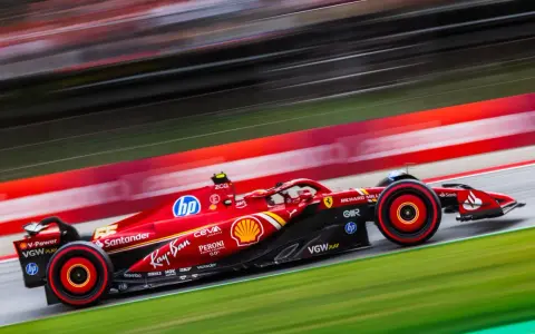 Ein roter Formel 1 Rennwagen rast über die Strecke. Perfekt für Formel 1 Free TV Fans, die Action live erleben wollen.