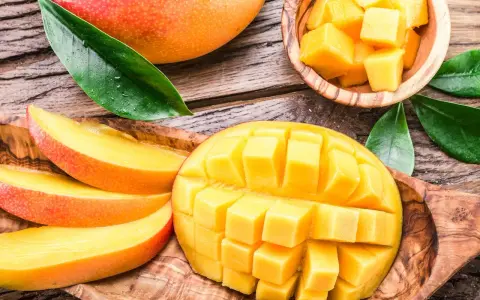 Soczyste mango, pokrojone w kostkę i plastry, przypomina o ciepłych krajach, gdzie rośnie mango.