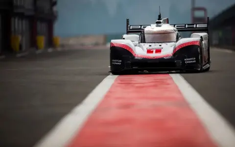 Der Porsche 919 Hybrid Evo mit Startnummer 1 steht bereit für die Rennstrecke.