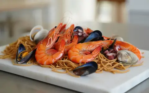Fideuá de marisco con gambas, mejillones, almejas y pulpo sobre fideos finos.