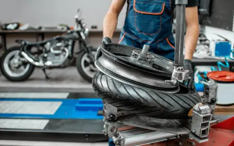 Ciśnienie w oponach motocykla: Jak unikać błędów i jeździć bezpiecznie?
