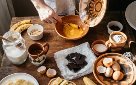 Préparation d'une recette avec des ingrédients comme des œufs, des bananes et du chocolat qui ne fond pas.