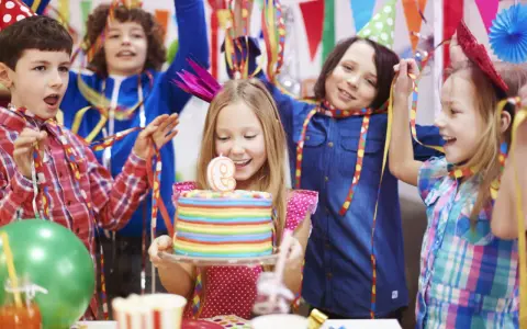 Niños celebran una temática fiesta infantil con pastel de cumpleaños, globos y serpentinas. ¡Alegría y diversión garantizadas!