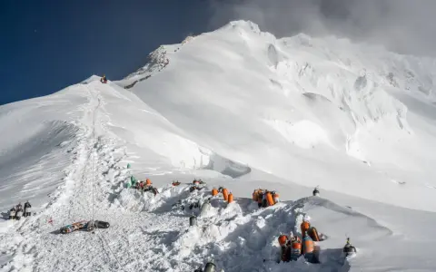 Everest: la montagna più alta, sfide, costi e segreti