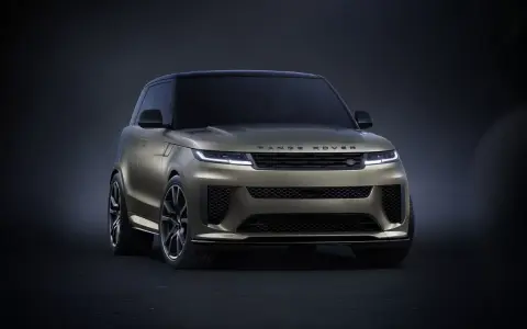 Range Rover Sport color oro con cerchi da 22 pollici originali, un'eleganza sportiva che cattura lo sguardo.